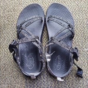 Chacos size 6 in girls or 7.5 in womens! Barely worn. Pretty much brand new!
